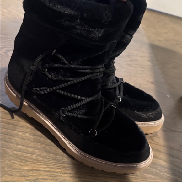 JLO. EUC Women's Black Fur lace up Boots 10 - Picture 7 of 8